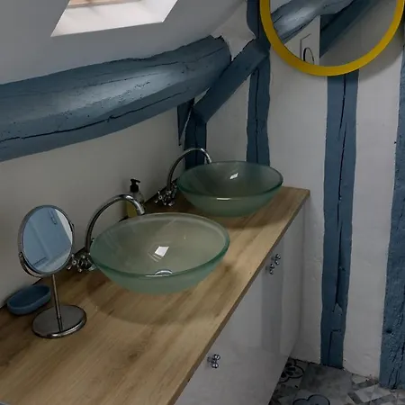 Espace Privatif Avec Chambre, Salle De Bains, Toilettes La Bouille