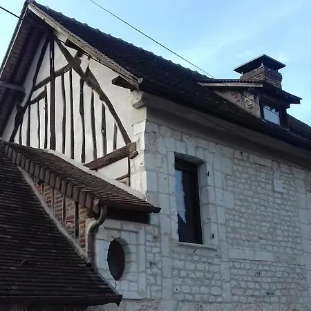Espace Privatif Avec Chambre, Salle De Bains, Toilettes La Bouille