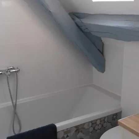 Espace Privatif Avec Chambre, Salle De Bains, Toilettes * La Bouille